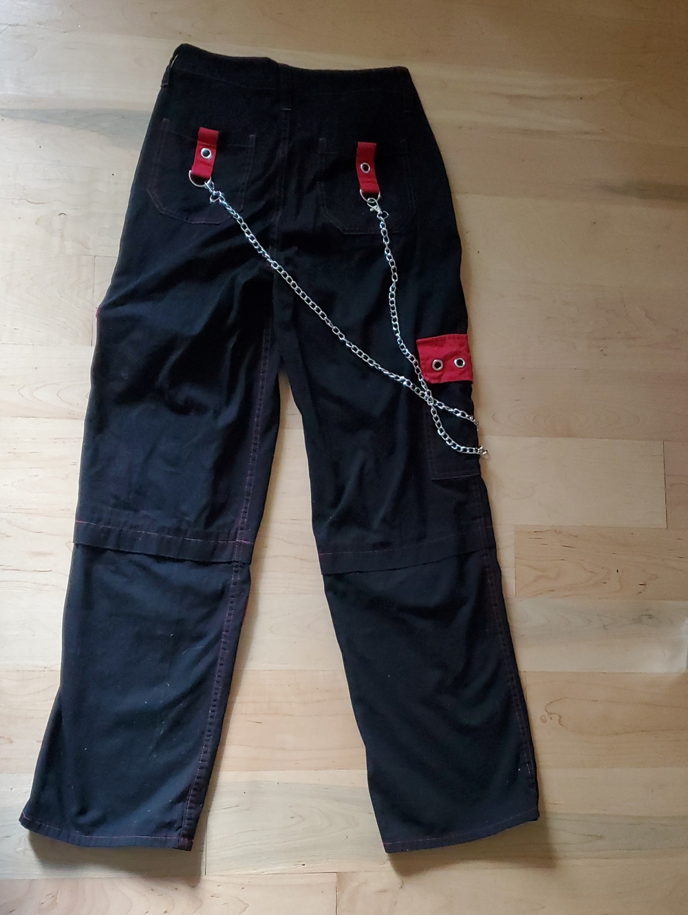 Hot Topic Black Cargo Pants with Red Accents and Chains Size 0 - Picture 8 of 9